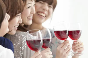 为什么说多喝葡萄酒对女性有很多益处？