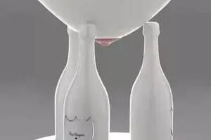 老佛爷生前最性感设计，用名模乳房倒模的香槟杯