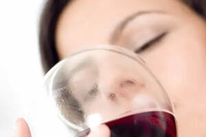 每天睡觉前喝一点红酒可以帮助睡眠，事实真的是这样吗？