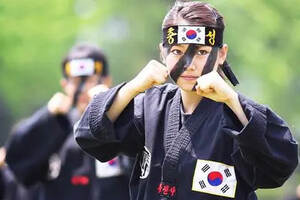 韩国女兵不仅颜值高身手也是很厉害的