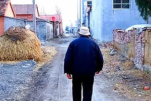 小村庄88岁张大爷，外号“酒篓子”，走路带风，老当益壮，啥原因