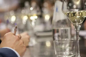 空杯闻香是鉴别酒质高低的最好办法？