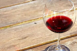 红酒知识|为什么喝红酒只倒三分之一杯？