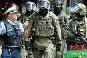 为何说在美国必须穿防弹衣才安全？看美国警察晒出的震撼现场照