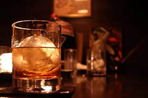 为什么威士忌里的冰块一定要是球形的？