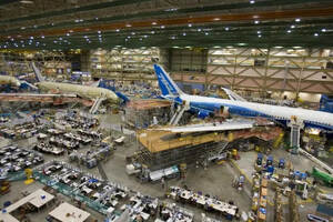 世界最大的飞机组装工厂：员工轮流上班，去厕所要被监视