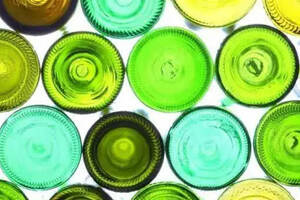 葡萄酒酒瓶为什么是绿色的居多？