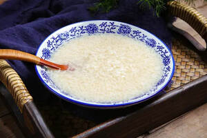 米酒的酿造工艺十分简单，在家也可以做