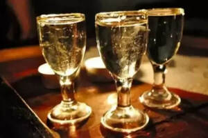 都是玻璃杯，为什么白酒配小杯而葡萄酒配大杯？