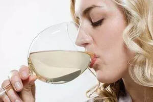 葡萄酒与女人的相似之处，懂了酒，也就懂了女人