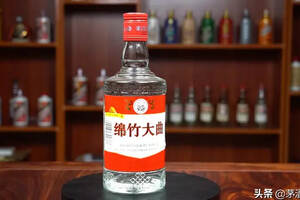 圆瓶红标绵竹大曲，一款标明食用酒精和香料的酒