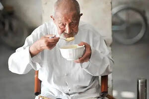 山东一百岁老人，早饭1斤白酒加一碗牛杂，五大生活习惯闻所未闻