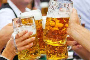 喝啤酒和喝白酒哪个更好,喝啤酒和喝白酒哪个更好一点