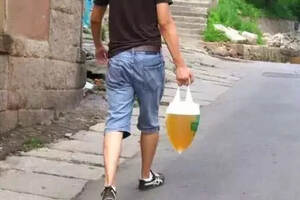 在青岛，酒厂门口就是啤酒街，土著都拿塑料袋按斤称