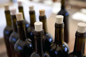 红酒和葡萄酒之间有什么联系吗，他们的区别又在哪里？