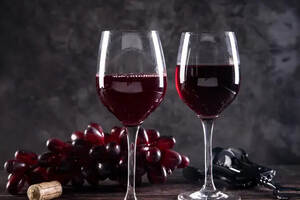进口葡萄酒涨价，你会选择国产葡萄酒吗？