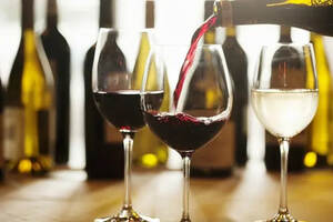 都是葡萄酒，红葡萄酒和白葡萄酒究竟有什么不同？