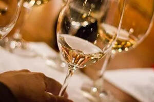 如何选择白葡萄酒？饮用时应注意哪些？分享关于白葡萄酒小常识！
