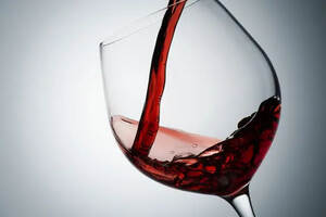 喝红酒一定要会的技能，教你怎么看葡萄酒的颜色