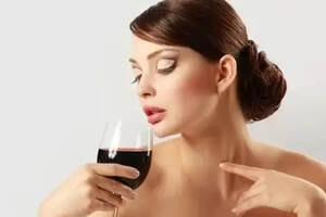 女人爱上喝红酒后，生活到底有多野？