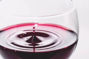 每天喝多少葡萄酒才算是适量？（女人每天喝多少葡萄酒最好）
