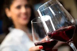 都说适量饮葡萄酒有利健康，可到底什么算“适量”？