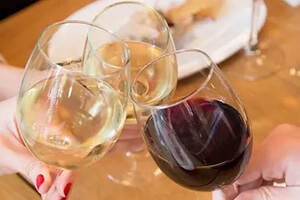 红葡萄酒和白葡萄酒的养生效果（红葡萄酒与白葡萄酒的区别在哪里）