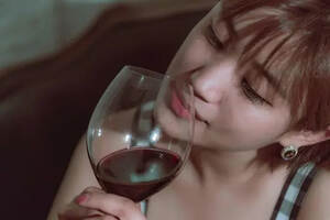 葡萄酒如女人，享用之前都要先让她先躺下
