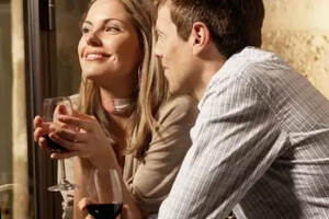 葡萄酒让单身的人期待爱情，恋爱中的人更甜蜜