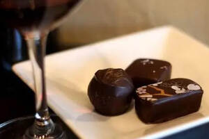 最新研究指出，葡萄酒和巧克力有助于延长人的寿命！