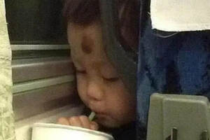 ​高铁遭遇“呆萌小偷”，趁人睡着回头偷喝奶茶，网友：不忍打扰