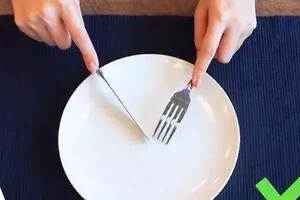 西餐刀叉标准优雅的拿法，以前都用错了！