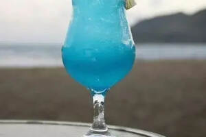 蓝色夏威夷鸡尾酒，别具热带风味