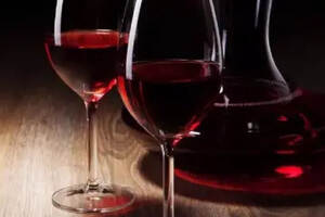 你知道为什么有的葡萄酒会裹上保鲜膜？