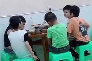 5个孩子在火锅店“聚餐”火了！各种聊天和调侃，网友：让人羡慕