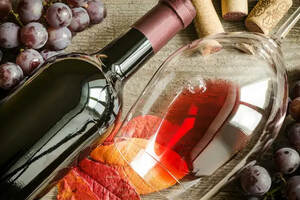 第一次喝葡萄酒都会抱怨，又酸又涩又苦，你是怎么喜欢上红酒的？