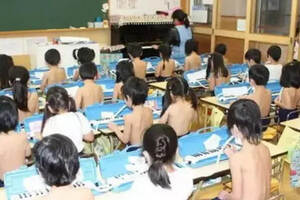 日本孩子“裸体教育”被质疑，男女混坐毫不避讳，能好好学习吗？