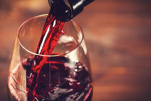 喝完葡萄酒：嘴巴、舌头变黑不是酒的错