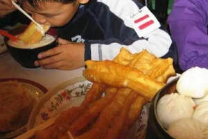 4种“中国式”糊弄早餐，正慢慢伤害孩子身体，很多家长乐在其中