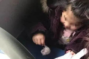 5岁女孩坐公交车，一连串“恶心”行为让乘客反感：被妈妈带坏了