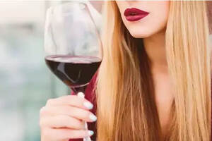 为什么女人都爱喝红酒？（为什么女人爱喝奶茶）