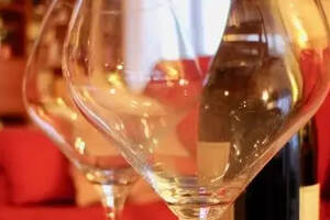 每天喝多少葡萄酒才能抵抗衰老？