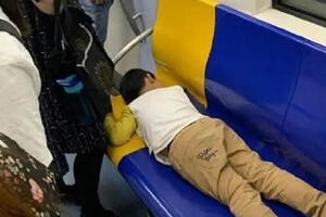 地铁“霸座”小男孩火了！1人占3人位置，妈妈“视而不见”引众怒