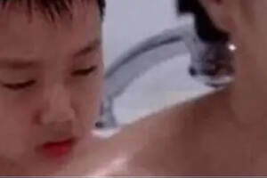 单亲妈妈洗澡，13岁儿子主动进来帮“搓背”，网友：不要毁了孩子