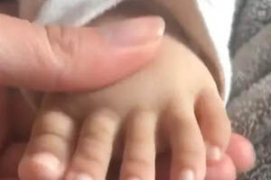 宝宝“脚趾”比手指还长，妈妈看了就头疼，网友笑翻：不养爹和娘