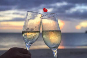 香槟酒不止有庆祝之意，还能让你收获爱情