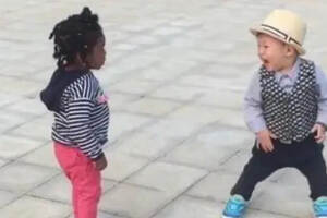 3岁男宝偶遇“黑人宝宝”，吓得大哭找妈妈：这个“玩具”好怕怕