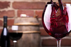 葡萄酒的酸涩到底是怎么来的呢？是红酒品质低劣的象征吗？