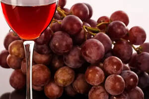 如何选择干红葡萄酒？如何品尝天然干红葡萄酒？