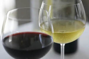 红葡萄酒比白葡萄酒更耐陈年吗？